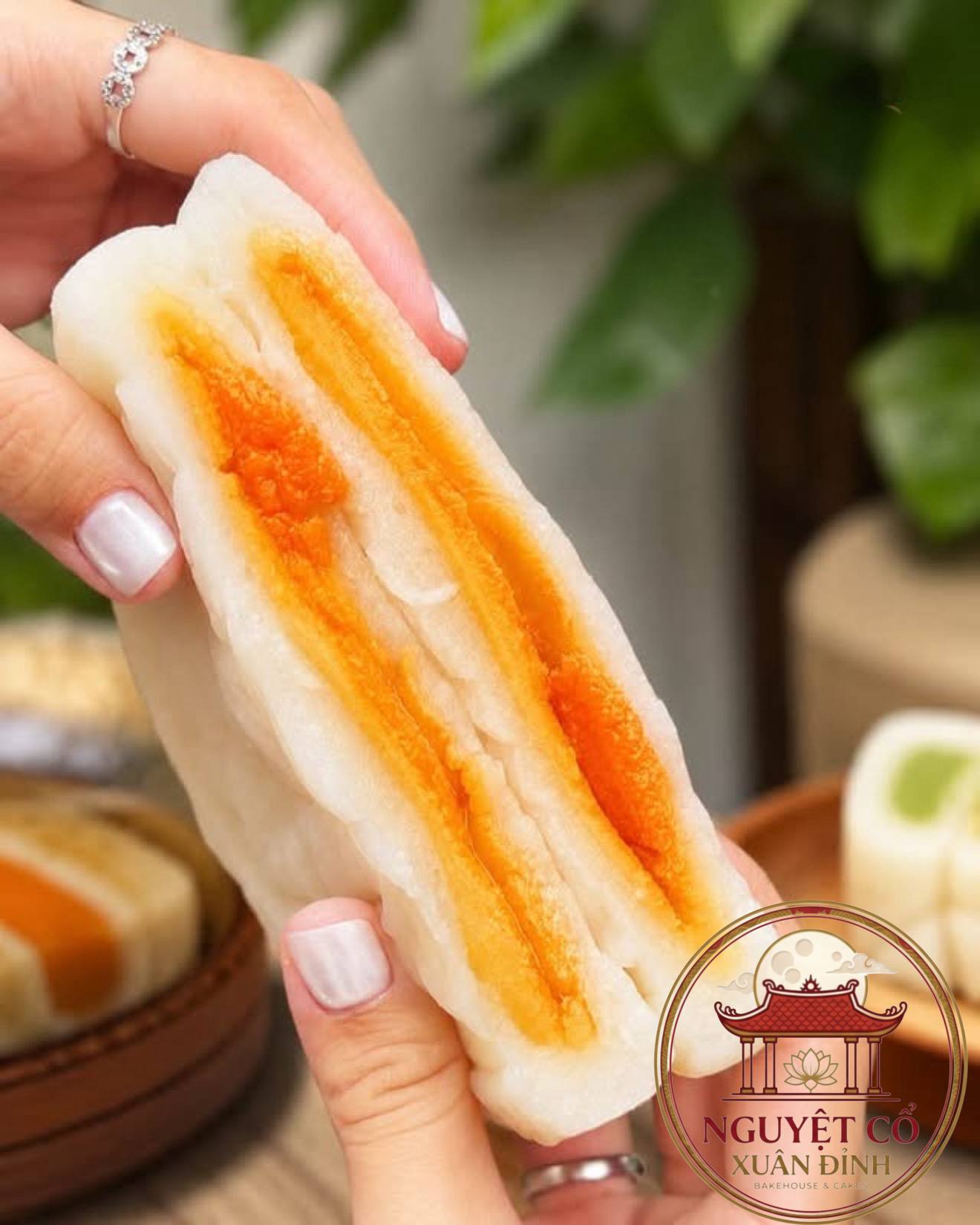 Thưởng thức bánh dẻo sen nhuyễn
