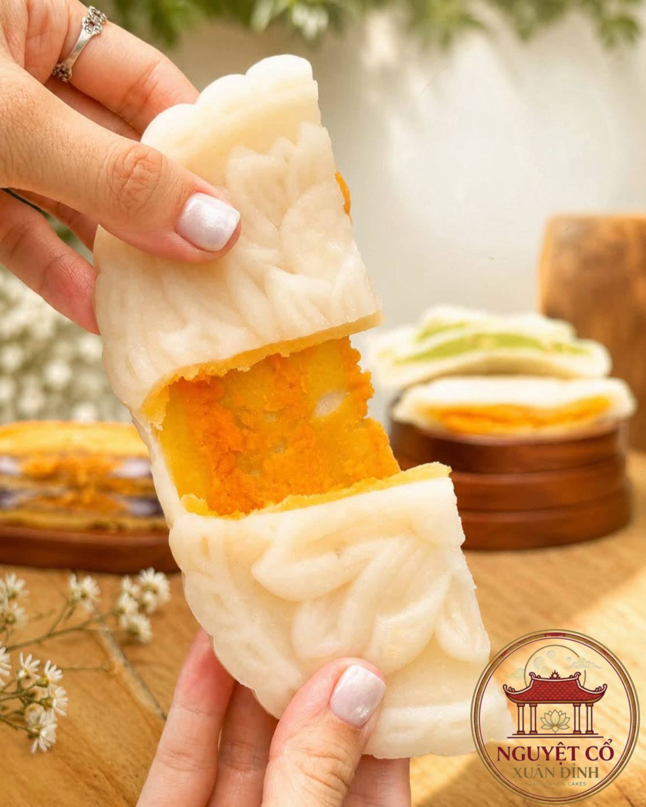 Bánh dẻo sen nhuyễn khắc hoa văn